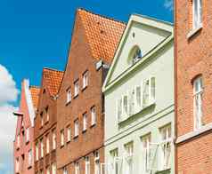 行房子传统的德国建筑风格三行房子传统的德国建筑风格三角形屋顶橙色瓷砖吕内堡德国