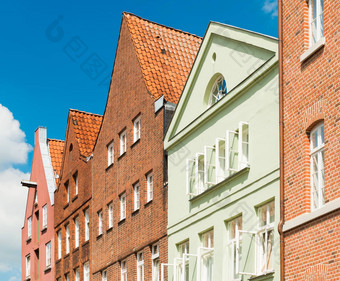 行房子传统的德国建筑风格三行房子传统的德国建筑风格三角形屋顶橙色瓷砖吕内堡德国