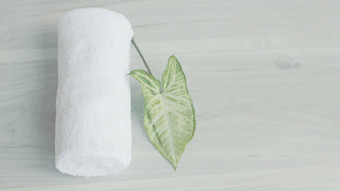 漂亮的折叠白色毛巾化妆品奢侈品卧室卧室股票照片床上酒店卧室酒店房间毛巾液体肥皂