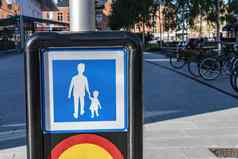 行人交通标志但孩子蓝色的广场手穿越街欧洲瑞典