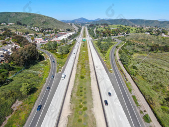 空中视图高速公路高速公路路车辆运动