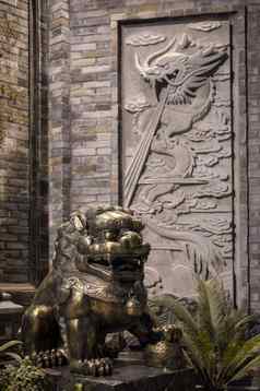 狮子青铜雕像晚上中国