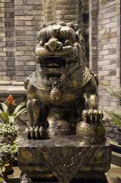 狮子青铜雕像晚上中国