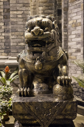 狮子<strong>青铜雕像</strong>晚上中国