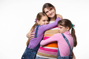 孩子们拥<strong>抱妈妈妈妈</strong>幸福的框架孤立的白色背景