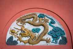 龙新鲜浅浮雕红色的墙中国