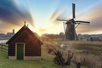 长曝光典型的古董荷兰日落景观农村区域荷兰风车低云