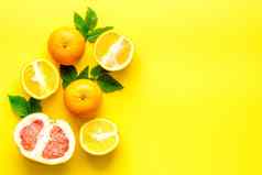 柑橘类水果黄色的背景前视图
