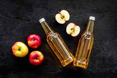 苹果苹果酒醋瓶黑色的背景前视图