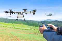 农民控制农业无人机飞喷肥料