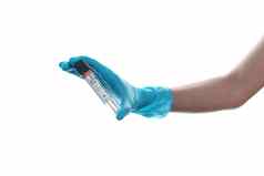 女人手穿蓝色的橡胶医疗手套持有新冠病毒