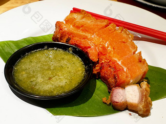 脆皮猪肉肚子在香港形热辣椒海鲜酱汁