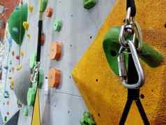 攀爬人工墙在室内攀爬设备参考绳子岩石锁screwgate竖钩移动陡峭的岩石极端的体育抱石概念