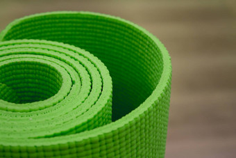 绿色卷起来的瑜伽席由金马伊瓦拉