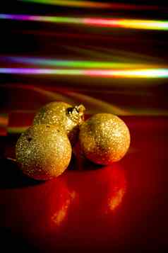 黄色的圣诞节球红色的背景由金马伊瓦拉