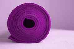 紫色的瑜伽席由金马伊瓦拉