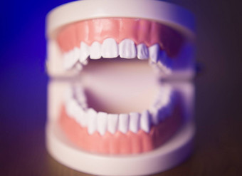 假牙透明的口腔正畸学