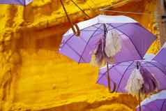 紫色的雨伞挂主要街布里韦加瓜达拉哈拉