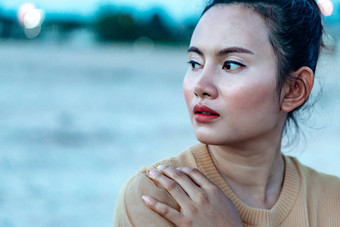 肖像亚洲女人发布思考长途跋涉后台支持