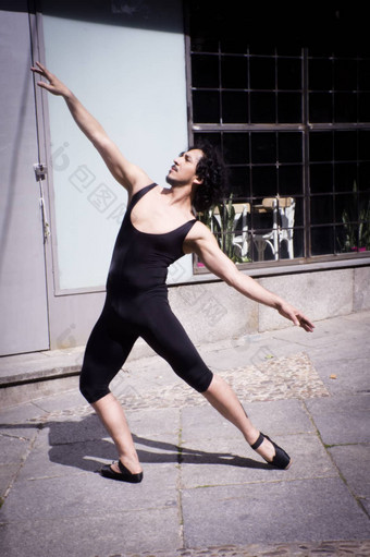 舞者黑色的紧身连衣裤芭蕾舞提示