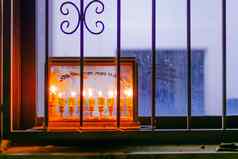 传统的烛台光明节灯橄榄石油蜡烛