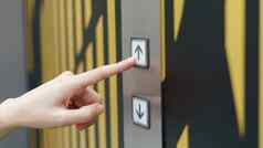 女人手指紧迫的按钮电梯按钮内部