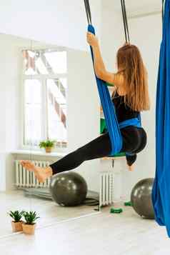 伸展运动锻炼健康的生活方式年轻的美丽的女孩黑色的统一的伸展运动锻炼阿克罗瑜伽瑜伽健身锻炼体育运动