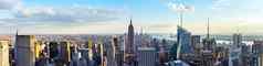 纽约城市天际线屋顶前城市摩天大楼日落