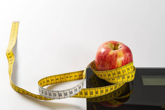 饮食计划菜单程序磁带测量饮食食物新鲜的水果白色背景重量损失排毒概念前视图重量损失概念苹果测量磁带饮食