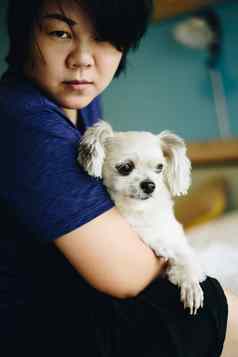 亚洲女人拥抱狗可爱的床上卧室