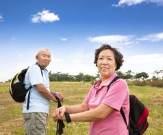 亚洲高级夫妇徒步旅行农村