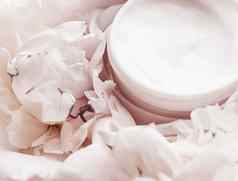 奢侈品化妆品奶油Jar抗衰老的护肤品例程产品背景牡丹花身体保湿霜美品牌