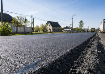 新鲜铺设黑色的沥青沥青高边缘砾石显示结构铺设沥青道路建设路