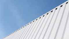 金属白色表工业建筑建设蓝色的天空背景屋顶表金属波纹屋顶工厂建筑仓库