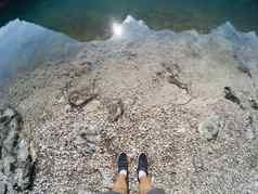 男人。腿鞋子站行湖水地面反射山湖泊泻湖布雷斯阳光明媚的一天白云石山脉阿尔卑斯山脉意大利欧洲捕获行动相机