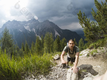 男人。山看美妙的风景山夏天色彩斑斓的日落意大利阿尔卑斯山脉旅行生活方式徒步旅行概念夏天假期户外