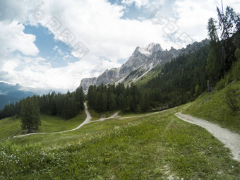 徒步旅行小径白云石山脉moutains<strong>格力</strong>foreston背景南提洛尔意大利阿尔卑斯捕获行动相机