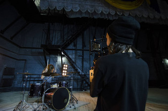 专业电视录像制作人电影数字视频相机拍摄鼓手音乐视频