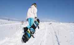 女孩滑雪滑雪板白色雪