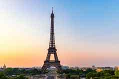 埃菲尔铁塔塔夏天巴黎法国风景优美的全景