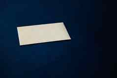 空白米色纸卡蓝色的背景业务奢侈品品牌身份模型