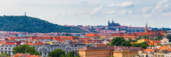 视图布拉格城堡红色的屋顶维谢赫拉德区域日落