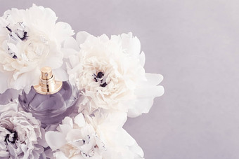 紫罗兰色的香味瓶奢侈品香水产品背景牡丹花香水美品牌