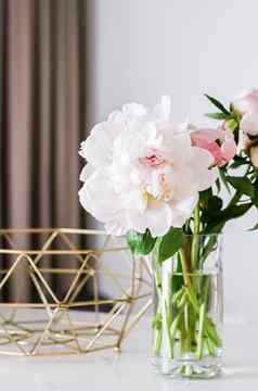 别致的花束牡丹花花瓶首页装饰的想法奢侈品室内设计装饰