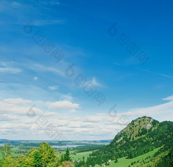 美丽的自然欧洲阿尔卑斯山脉景观视图高山山湖村春天季节旅行目的地