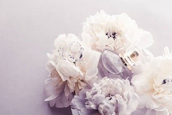 紫罗兰色的香味瓶奢侈品香水产品背景牡丹花香水美品牌