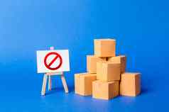 堆栈桩纸板盒子标志站红色的象征限制进口货物专有的业务但贸易战争没有能力出售产品禁止进口