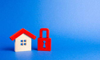 房子小雕像红色的挂锁安全安全没收债务报警系统癫痫发作财产保护财产权利不可用昂贵的真正的房地产房子保险