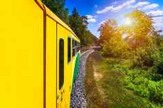 火车骑视图窗口火车通过绿色贝吉塔蒂