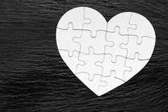 心对象使谜题块使完整的心拼图